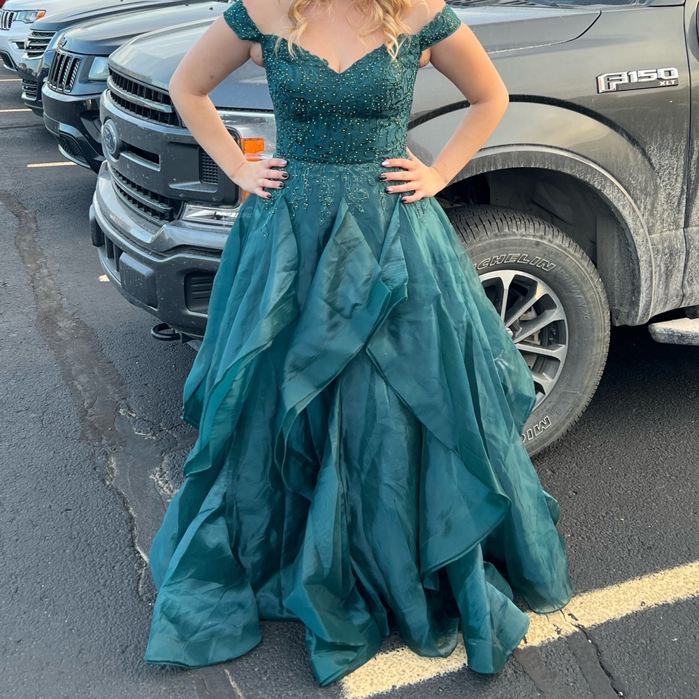 Beautiful dark green prom dress! 💚💚💚